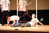 テープの下を通り抜けてみせるGAG坂本。