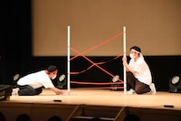 運動会に協力的な父兄のようにポールを支えるすゑひろがりず。