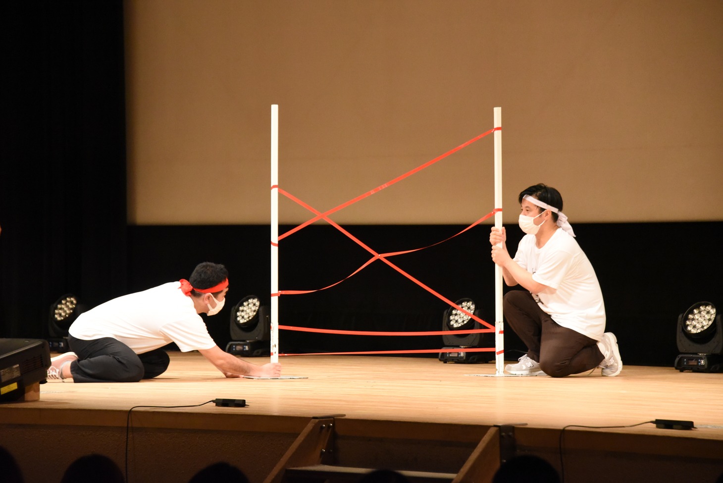 運動会に協力的な父兄のようにポールを支えるすゑひろがりず。
