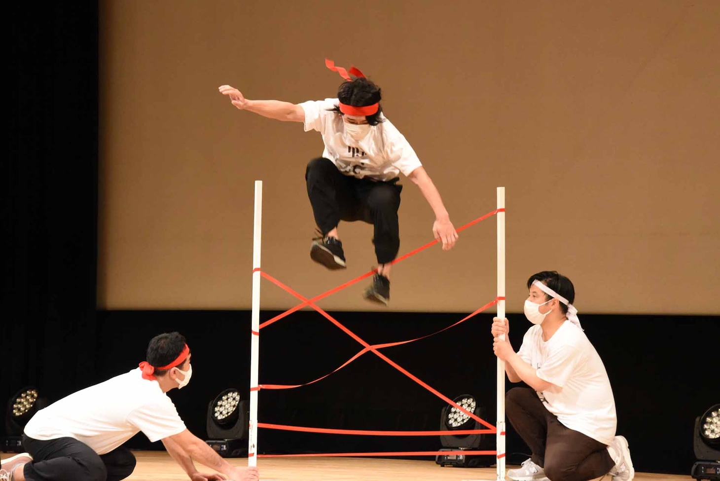 高くジャンプしてテープを飛び越えるマヂカルラブリー・野田クリスタル。