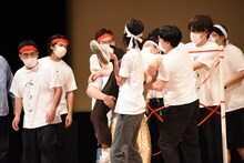 すゑひろがりず南條を運ぶ白チーム。