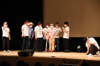 敵チームに仲間をとられたリーダーのすゑひろがりず南條（右）。