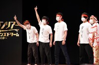 「劇場に迷惑かけがち」というテーマに名乗りを上げる赤チームの面々。