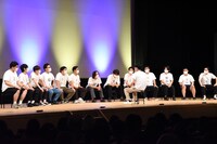 「端に座ると遠く感じる」と言われ、中央でトークを進行するGAG宮戸。