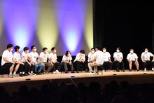 「端に座ると遠く感じる」と言われ、中央でトークを進行するGAG宮戸。