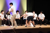 ジェラードン・アタック西本とGAG福井のやり取りが始まり、避難するGAG宮戸。