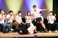 「パンティアタック」を繰り出すジェラードン・アタック西本と、なんばグランド花月に失礼だと制止するGAG福井。