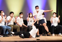 「パンティアタック」を繰り出すジェラードン・アタック西本と、なんばグランド花月に失礼だと制止するGAG福井。