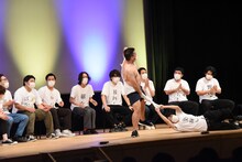 パンティアタックをやめないジェラードン・アタック西本と、それを止めようとするGAG福井。