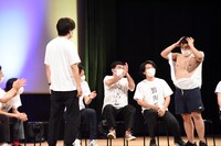 角刈り頭に角刈りのカツラを着用するジェラードン・アタック西本。