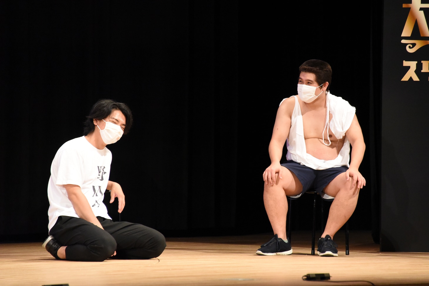 マヂカルラブリー・野田クリスタル（左）と角刈りのカツラをかぶるジェラードンアタック西本（右）。