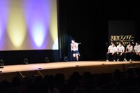 ジェラードン・アタック西本がステージを駆け抜けて、その角刈りが「ズラ」か「生」か当てるゲームがスタート。