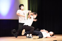 中央にいるのが自称本物のサイコメトラー。