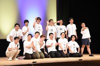 2021年、埼玉・市民会館おおみや 大ホールにて行われた「大宮セブンツアー～スリーアイランズドリーム（三島の夢）～」凱旋公演の様子。