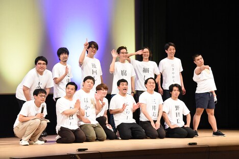 恒例の写真撮影タイムにポーズを取る大宮セブン。