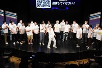 なかなか場の空気を掴めない、やさしいズ・タイ扮するヨウジ。ですよ。風にエピソードを披露。