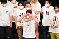 Tシャツデザインの由来になっている実際にあったシーンを再現するダンビラムーチョ。