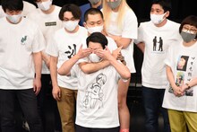 Tシャツデザインの由来になっている実際にあったシーンを再現するダンビラムーチョ。