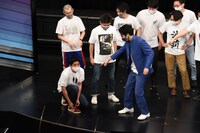 1位の発表前に靴ひもを結ぶうるとらブギーズ佐々木。