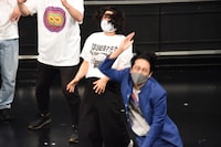 2位に終わり、崩れ落ちるゆにばーす。