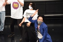 2位に終わり、崩れ落ちるゆにばーす。