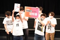 優勝特典を手にしたうるとらブギーズ。