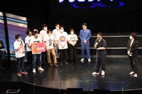 コメントするパンクブーブー佐藤。