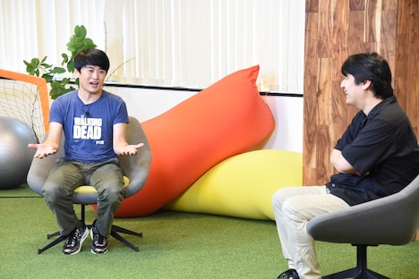 お笑いについて語る劇団ひとり(左)と佐久間宣行(右)。