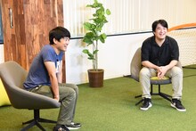 「第1回俺の悪いところ言ってくれ選手権」を鑑賞する劇団ひとり（左）と佐久間宣行（右）。