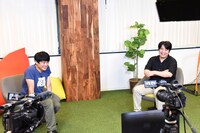 「第1回俺の悪いところ言ってくれ選手権」を鑑賞する劇団ひとり（左）と佐久間宣行（右）。