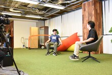 「佐久間宣行のnobrockTV」の収録場所は、佐久間Pの番組スポンサーでもあるレアゾンが提供している。