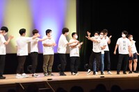 「キングオブコント」優勝を宣言する相方に拍手を送るジェラードンかみちぃ。