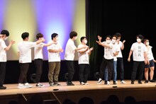 「キングオブコント」優勝を宣言する相方に拍手を送るジェラードンかみちぃ。