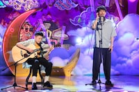 トータルテンボス大村と息子・晴空（左）。(c)フジテレビ