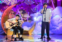 トータルテンボス大村と息子・晴空（左）。(c)フジテレビ