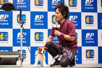 自身の愛犬「のすけ」に見立てた犬のぬいぐるみと、ぺこぱ松陰寺。