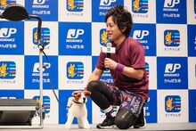 自身の愛犬「のすけ」に見立てた犬のぬいぐるみと、ぺこぱ松陰寺。