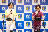 イベント中、ウォーキングマシンで歩きながらトークを展開する、ぺこぱ。