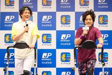 イベント中、ウォーキングマシンで歩きながらトークを展開する、ぺこぱ。