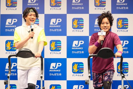 イベント中、ウォーキングマシンで歩きながらトークを展開する、ぺこぱ。