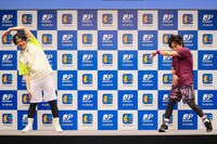 かんぽ生命による「健康応援アプリ『すこやかんぽ』『恋人・パートナーとワークアウト』イベント」で、松陰寺バージョンのラジオ体操をする、ぺこぱ。