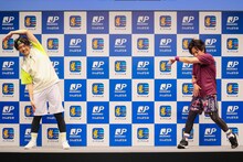 かんぽ生命による「健康応援アプリ『すこやかんぽ』『恋人・パートナーとワークアウト』イベント」で、松陰寺バージョンのラジオ体操をする、ぺこぱ。