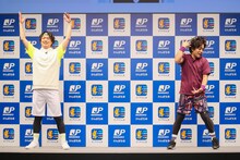 松陰寺バージョンのラジオ体操をする、ぺこぱ。