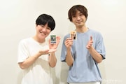 新作トレカを持つラブレターズ溜口(左)とザ・ギース高佐(右)。