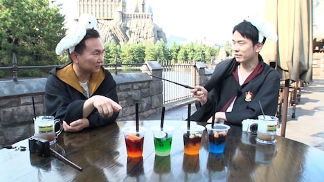 ユニバーサル・スタジオ・ジャパンを満喫するかまいたち。