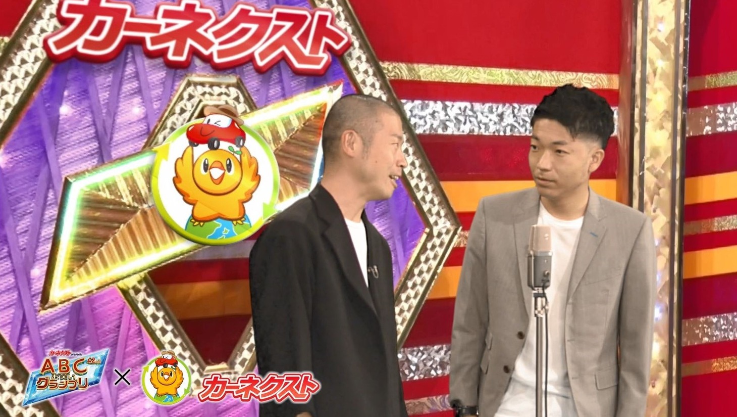 「カーネクスト」のCMに出演するアキナ。
