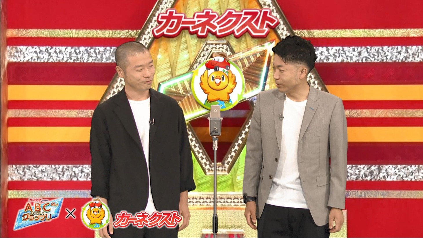 「カーネクスト」のCMに出演するアキナ。