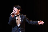 2021年7月「溜口スーパードリームショー」にて、歌う溜口