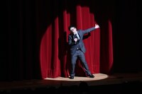 溜口を呼び込むスーパーMCタッカーノ。