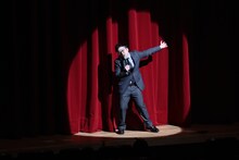 溜口を呼び込むスーパーMCタッカーノ。